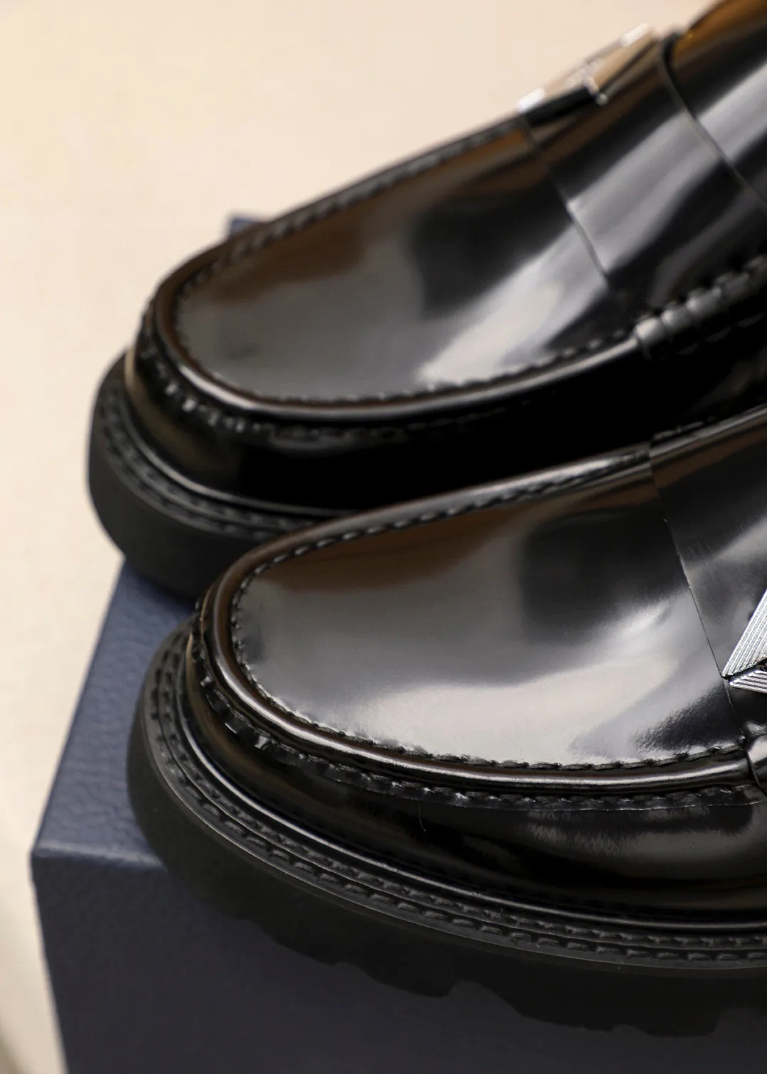 Men's shoes 💰480 💐 Product trademark: Dior "Dior" casual leather shoes Regular size: 39-44 (45🉑️customized) Product materials: Selected Italian imported first-layer beaded cowhide upper + classic hardware buckle, imported water-dyed 🐂 cowhide lining. Strong three-dimensional visual effect, original outsole Color: 3⃣️colors available